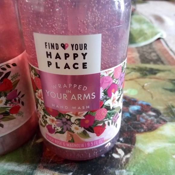 FIND YOUR HAPPY PLACE WRAPPED IN YOUR ARM SET - Picture 3 of 7